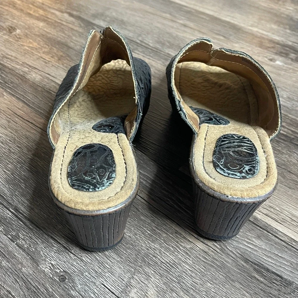 B.O.C. BY BORN EMBOSSED FLORAL TOOLED LEATHER WEDGE SANDALS‎  SIZE 9M